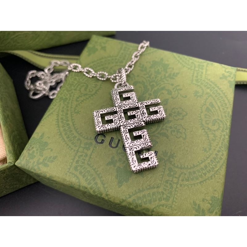 G*u*i necklaces